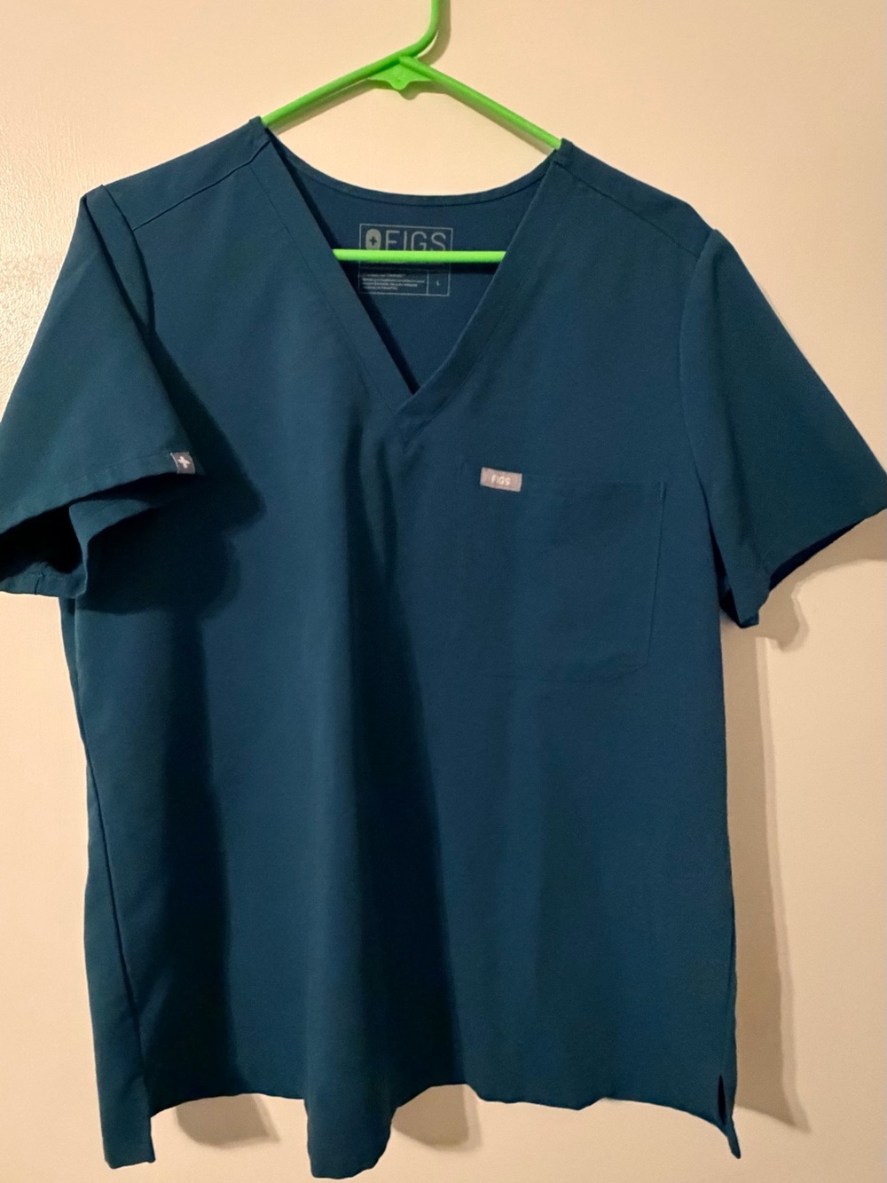 FIGS women’s  V-Neck Scrub Top